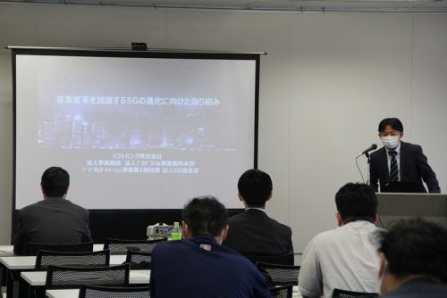 産業変革を加速する5Gの進化に向けた取組みについて講演する小池氏