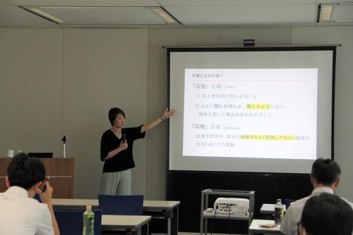 プレスリリースの活用や作成方法等について講演されたオフィスおむすび 代表 二宮氏