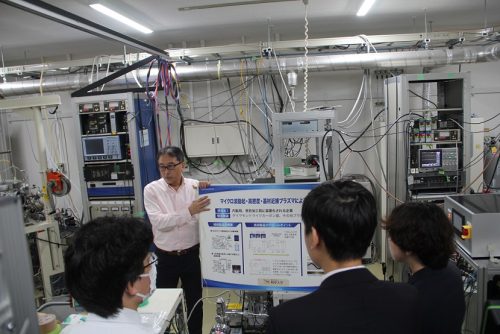 研究室の見学の様子