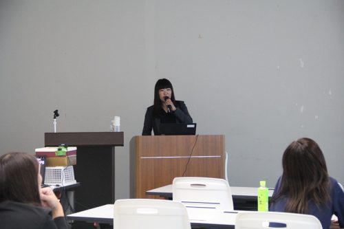 学生目線のSNS活用法について講演されたキャリアギフト㈱代表取締役 荻野氏